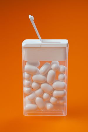 photo shot of mint candies on color backgroundの写真素材