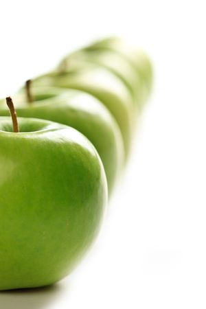 photo shot of line of green applesの写真素材