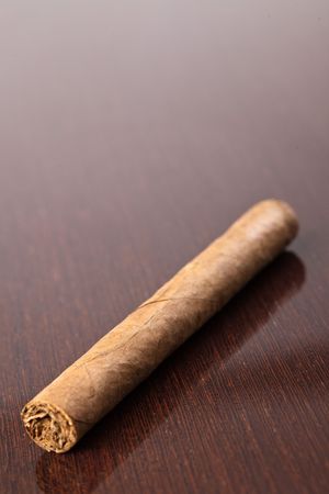  the cuban cigar on wooden tableの写真素材