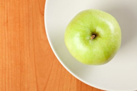 photo shot of green apple on plateの写真素材