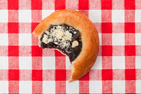 cake on the checkered tableclothの写真素材