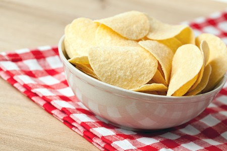  potato chips in bowlの写真素材