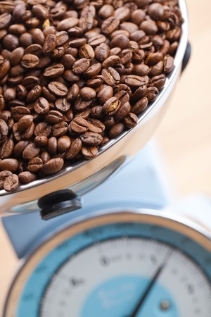 the kitchen scale with coffee beansの写真素材