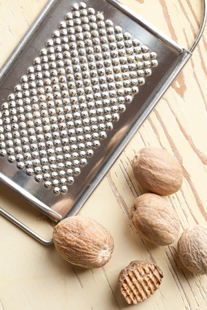  grind nutmeg with grinderの写真素材