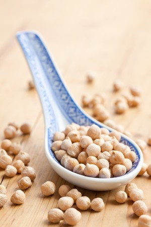chickpeas in porcelain spoonの写真素材