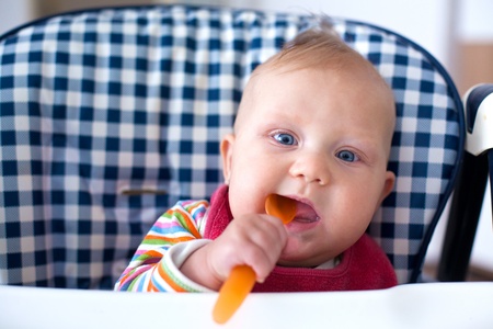 the photo shot of feeding baby food to baby の写真素材