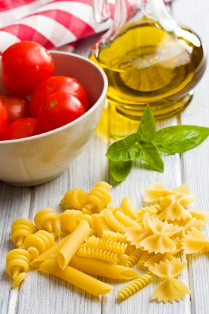 the italian pasta with basil, tomatoes and olive oilの写真素材