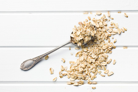 the oat flakes in spoonの写真素材