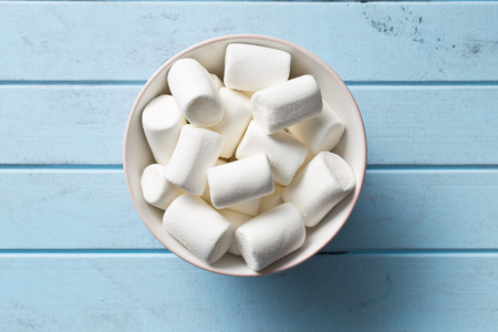 the white marshmallows in bowlの写真素材