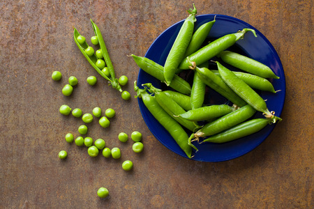 fresh green peas on plateの写真素材