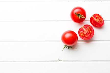 chopped tomatoes  on kitchen tableの写真素材