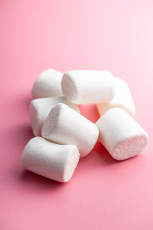 White sweet marshmallows candy on pink background.の写真素材
