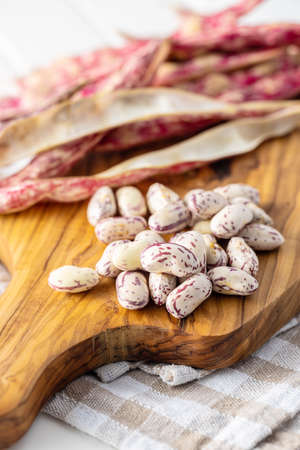 Cranberry beans. Beans pods on cutting board.の写真素材