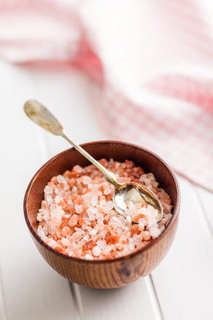 Pink Himalayan salt in a bowl.の写真素材
