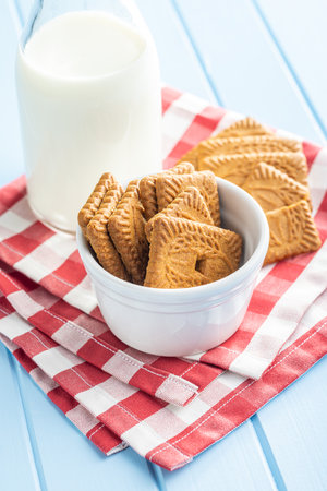Sweet caramel biscuits. Tasty cookies in a bowl on the checkered napkin.の写真素材