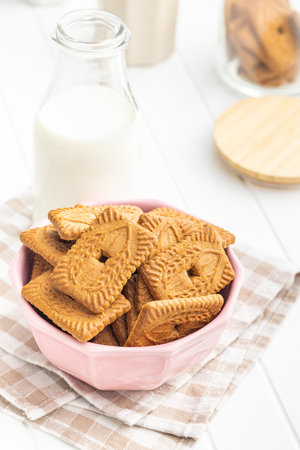 Sweet caramel biscuits. Tasty cookies in a bowl on the checkered napkin.の写真素材