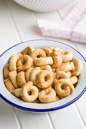 Salted crispy snack rings in a bowl on a kitchen table.の写真素材
