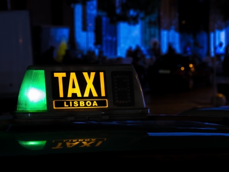 Lisboa taxi sign at night, Portugalのeditorial素材