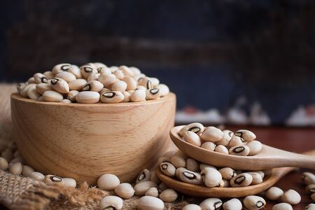 Black eyed beans in wooden bowl on rustic table.. Black eyed peas has health benefits, Good for helps weight loss and relieving constipation.の写真素材