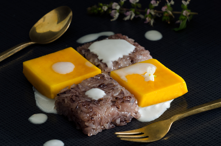 Thai dessert, Mango and sticky rice, sweet ripe mango and red sticky riceの写真素材
