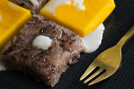 Thai dessert, Mango and sticky rice, sweet ripe mango and red sticky riceの写真素材