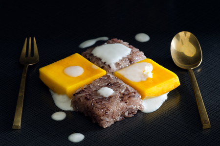 Thai dessert, Mango and sticky rice, sweet ripe mango and red sticky riceの写真素材