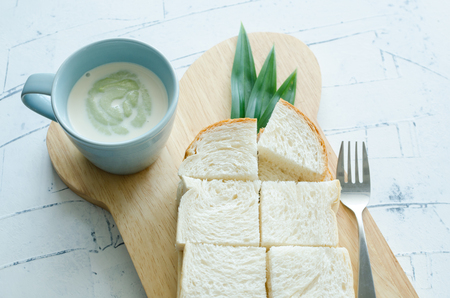 Bread And Pandanus Leaf Steamed Custard, Thai Dessertの写真素材