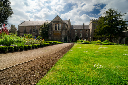WELLS, ENGLAND -MAY 7 : Bishop's Palace In Early Spring Season On May 7, 2017 In Wells, Somerset, Englandのeditorial素材