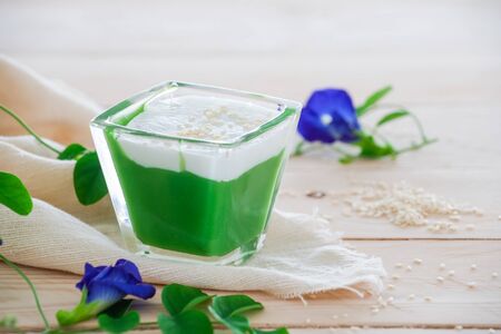 "Kanom Peak Poon Bai Tuey Kati Sod" Thai Sweet, Sweet Pudding, Natural Green Color From Pandan Leaf And Topping With Coconut Milk Cream And Saseme.の写真素材