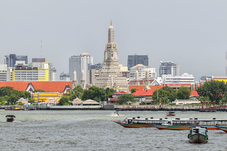 The famous Wat Arun , is one of the best known landmarks, The front is the Chao Phraya River. Water transport by boat is essential.の写真素材