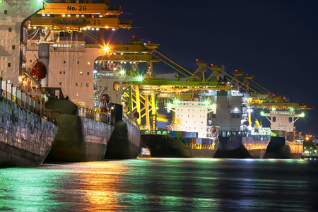 Transportation ship shipping is a popular method.Continuous work, even during the night.The ship is waiting a lot of waiting.To make the country's economic growth.The work is ongoing.の写真素材