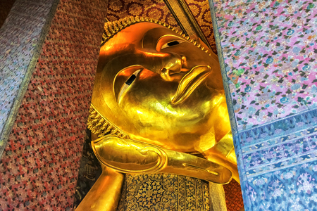 Reclining Buddha gold statue face. Wat Pho, Bangkok, Thailandのeditorial素材