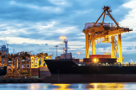 Transportation ship shipping is a popular method.Continuous work, even during the night.The ship is waiting Going out.To make the country's economic growth.The work is ongoing.のeditorial素材