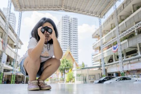 Back to school concept. Girls are using binoculars to learn, Learning to play is very suitable for children.の写真素材