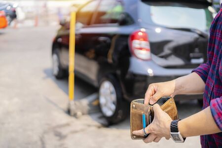 Asian men are paying for car repairs, cars with repairs in the center. The front scene is the hand...