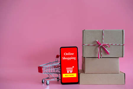 Concept online Sopping. boxes and shopping bag with Smartphone Online Shopping screen.の写真素材