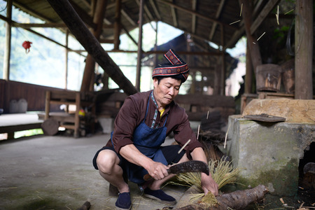 Longsheng County in Guangxi Surabaya Township Square in tangwan crushing, oil master is ready to make tea seed cake straw.のeditorial素材
