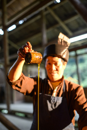 Longsheng County in Guangxi Surabaya Township tangwan crushing Square, through the mellow tea squeeze handmade, high quality, oil is golden brownのeditorial素材