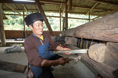 Longsheng County in Guangxi Surabaya Township Square in tangwan crushing, oil master the packaged &quot;tea cake&quot; after pressing into the warehouse, the original good hoop hoops adjust the gap.のeditorial素材
