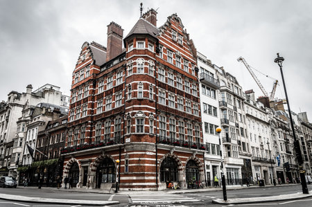LONDON, UK - AUGUST 24, 2015: Elegant apartment house in London's wealthy neighborhood: Pall Mall and St. James street on a cloudy dayのeditorial素材