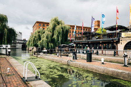 LONDON, UK - AUGUST 20, 2015: Regent Canal near Camden Town Market, famous alternative culture shops. Cloudy dayのeditorial素材
