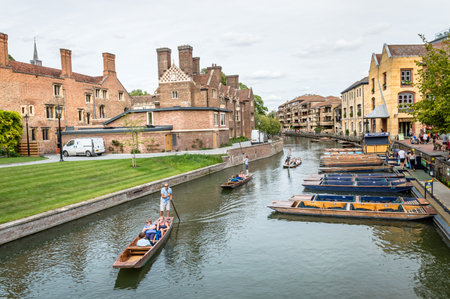 CAMBRIDGE, UK - AUGUST 11, 2015:   Punting on the river Cam. Some companies and students hire punts to visitors and tourists. Cambridge is a university city and one of the top five universities in the world.のeditorial素材