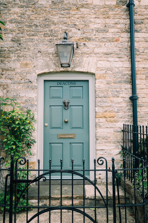 STOW-ON-THE-WOLD, UK - AUGUST 12, 2015:  Limestone cottage entrance. Painted wooden  door.のeditorial素材