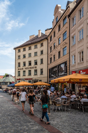 Scenic view of street in historical city centre of Munich a sunnのeditorial素材