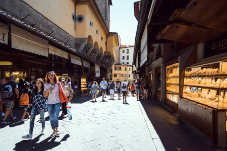 People on Ponte Vecchio in Florenceのeditorial素材
