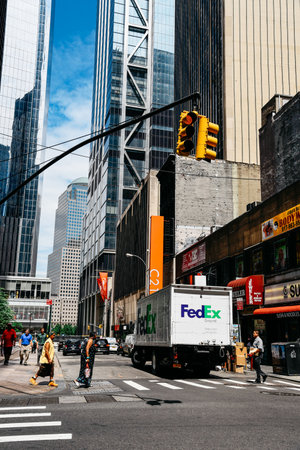 People crossing street in Financial District in Lower Manhattanのeditorial素材