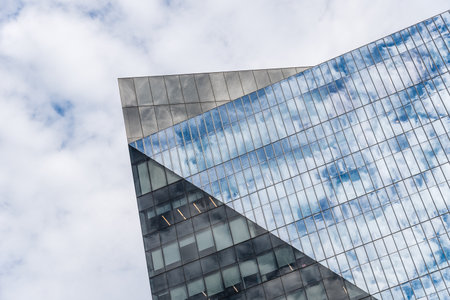 Reflections of clouds against modern skyscraper in New Yorkのeditorial素材