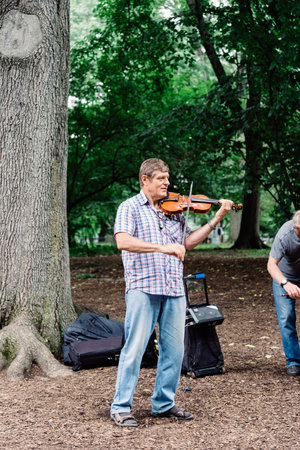 Man playing violin in Central Park in New Yorkのeditorial素材