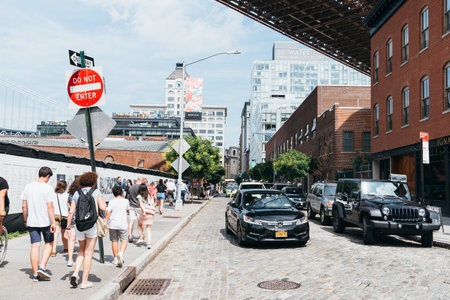 People under Brooklyn Bridge in New Yorkのeditorial素材