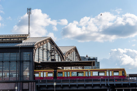 Train on the platform of Friedrichstrasse station in Berlinのeditorial素材